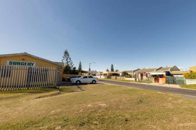 2 Bedroom Property for Sale in Palm Park Western Cape